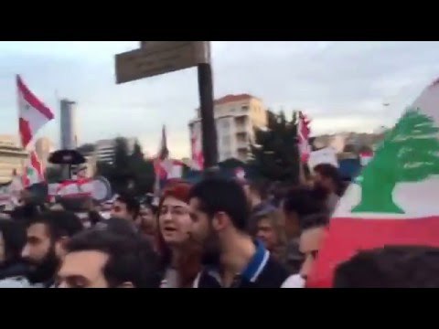 Place Riad Solh, l'hymne national chanté par les manifestants exécédés par la crise des déchets