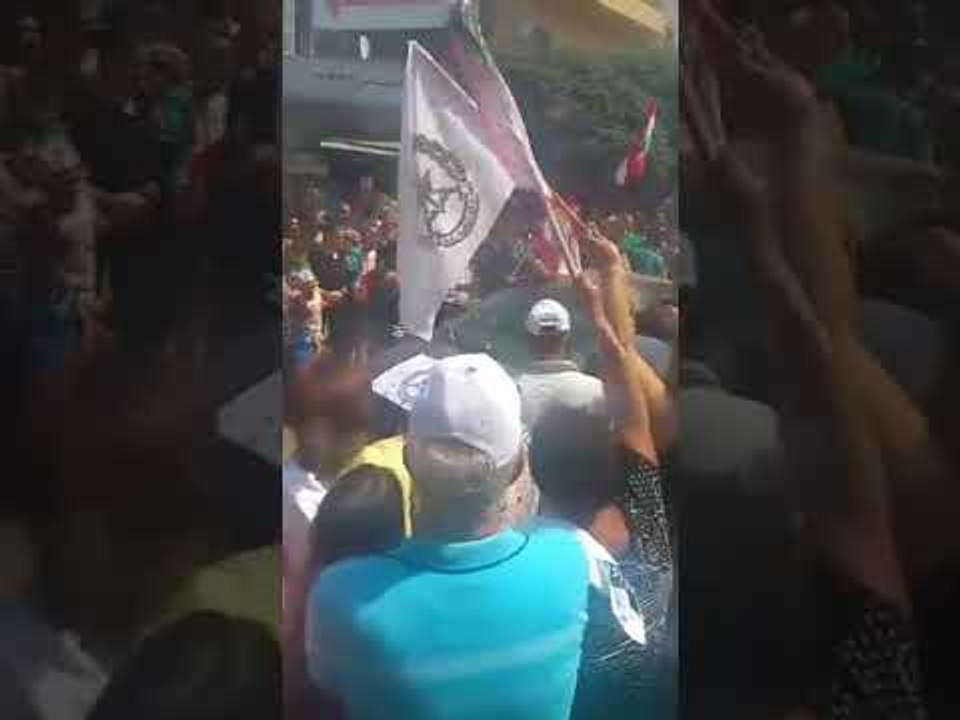 La foule accueille l'armée à Kobeyat