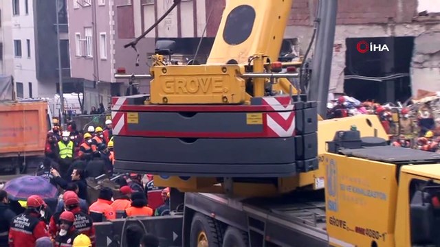 Kartal'da çöken binanın enkazında arama çalışmaları sürüyor