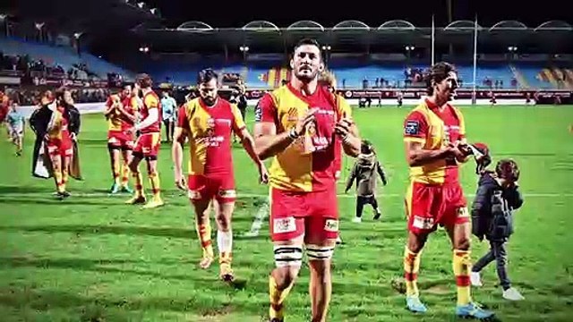 Ces rugbymen ont formé une mêlée pour faire redémarrer leur bus après un match