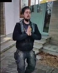 Porter un miroir d'une façon amusante