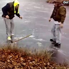 Deux hommes jouent à la roulette russe sur une rivière gelée