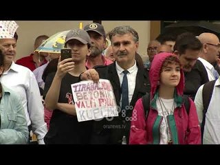 Ora News - Një vit protestë, aktorët: Teatri nuk preket