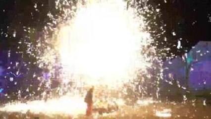 La tradición china que cambia los fuegos artificiales por el hierro fundido
