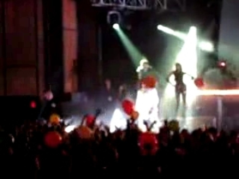 Kanye Rings In ‘08 @ The Palms In Vegas