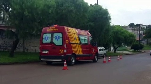 Homem tem suspeita de fratura no punho ao se envolver em colisão de trânsito