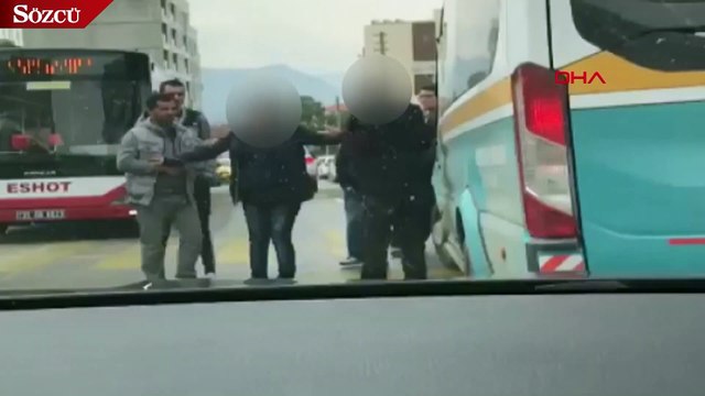 Dolmuş sürücüsünü sokak ortasında darbetti