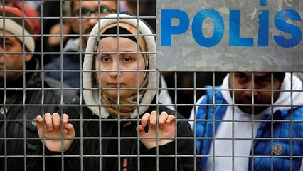 Rescatan a un joven entre los escombros del edificio que se derrumbó en Turquía