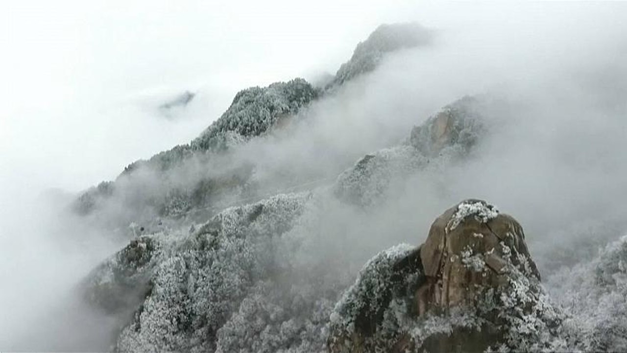 Raureif verzaubert Landschaft im Jiuhua-Gebirge