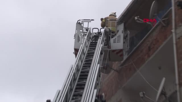 İstanbul- Sultangazi'deki Yangında Mahsur Kalan 13 Kişiyi İtfaiye Kurtardı