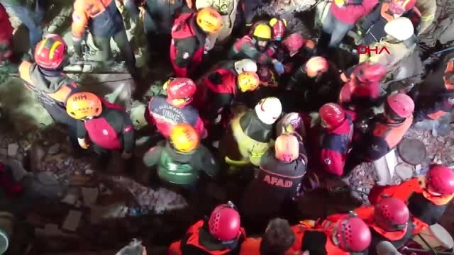 İstanbul Kartal'da Çöken Binanın Enkazından Leyla Yaman'ın Kurtarılma Anı