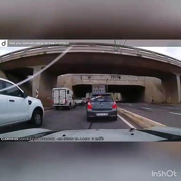 Traverser l'autoroute sans regarder ? mauvaise idée de ce piéton...