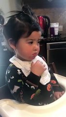 Rester éveillée au dîner ? Dur pour cette petite fille !