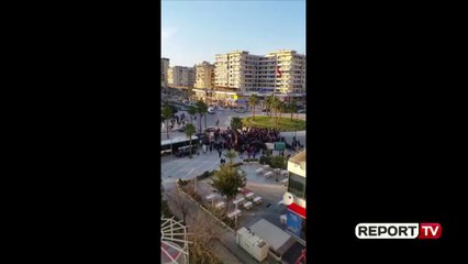 Pak protestues në Vlorë/ Mbështetësit e PD i presin Ramës 'biletën' vetëm vajtje me 'Air Albania'