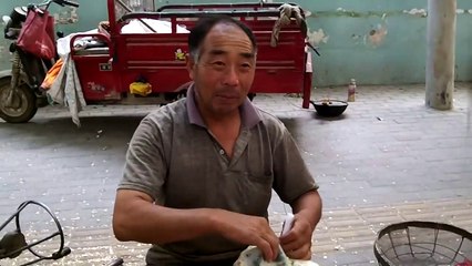 Ce chinois fait du pop-corn dans un canon !!