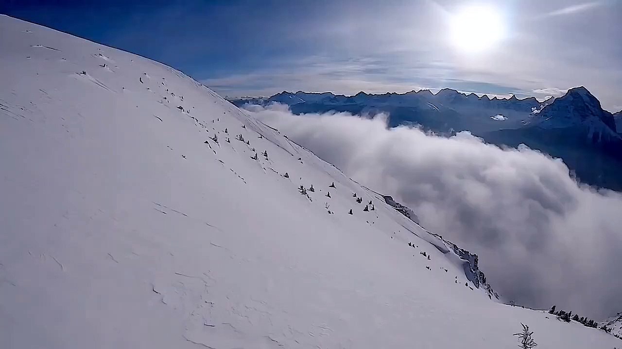Un skieur hors piste déclenche une avalanche sur le flan d'une montagne !