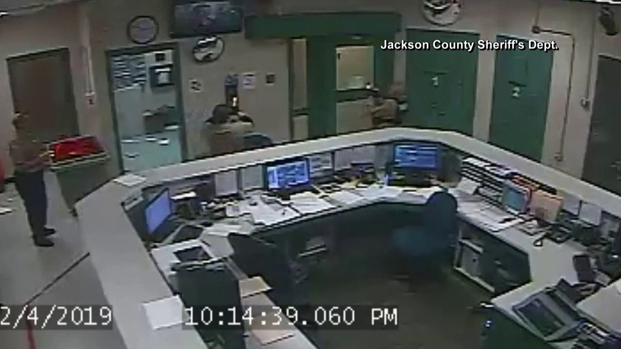 Ce détenu tente de s'évader en passant par le plafond !