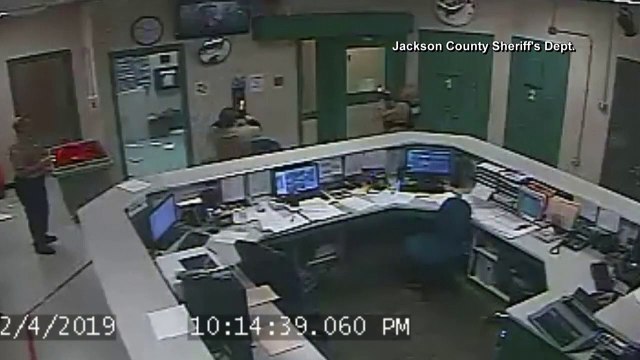 Ce détenu tente de s'évader en passant par le plafond !