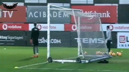Gökhan Gönülden antrenmanda klas bir gol! Bakmadan attı.