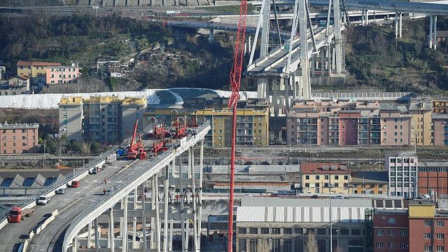 Премьер-министр Италии дал старт сносу генуэзского моста Моранди