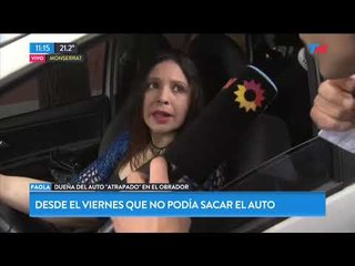 Su auto quedó atrapado en medio de una obra