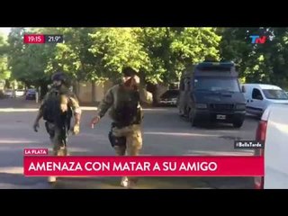 Tomo de rehén a su amigo y se atrinchero en una casa