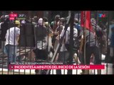 Manifestantes tiran el vallado y avanzan hacia el Congreso