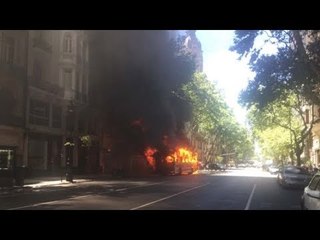 Así se incendió un colectivo en Av. de Mayo