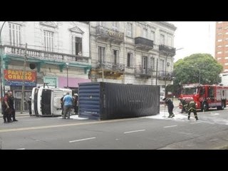 Volcó un camión en La Boca y hay alerta por su contenido
