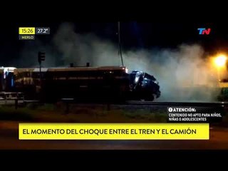 Impactante choque entre un camión y un tren