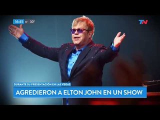 Agredieron a Elton John arriba del escenario