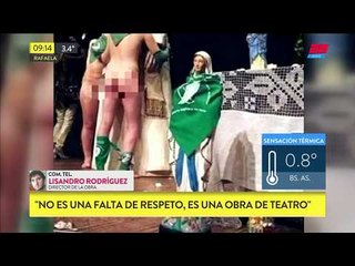 Desnudos y pañuelos verdes frente a una estadua del Papa