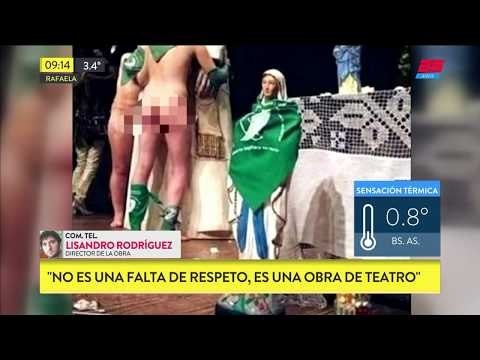 Desnudos y pañuelos verdes frente a una estadua del Papa