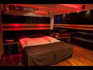 Albergues transitorios quieren que se permitan swingers y tríos