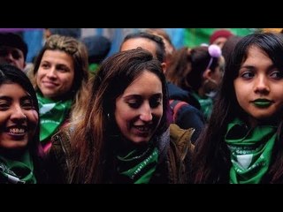 Así se vive el debate por el aborto legal en  la "Ola celeste" y la "Ola verde"