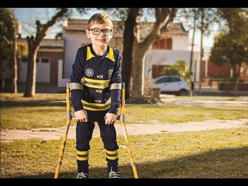 Nacho tiene parálisis cerebral, sus compañeros lo alentaron y logró caminar