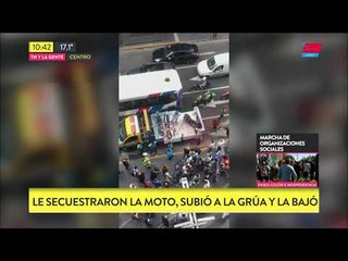Insólito: Se suben a la grúa para liberar sus motos