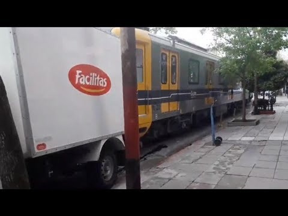 Un subte chocó 3 camionetas en Caballito