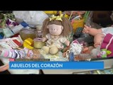 Abuelas solidarias: arreglan juguetes para regalarlos