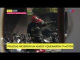 Policías hacían un asado, incendiaron 77 motos