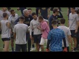 Un hincha invadió el campo en pleno entrenamiento de Boca