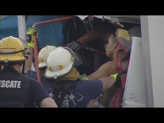 Choque de camiones en autopista Riccheri: un conductor atrapado