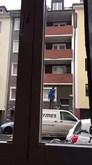 Un livreur monte sur le toit de sa camionnette et jette le colis dans le balcon