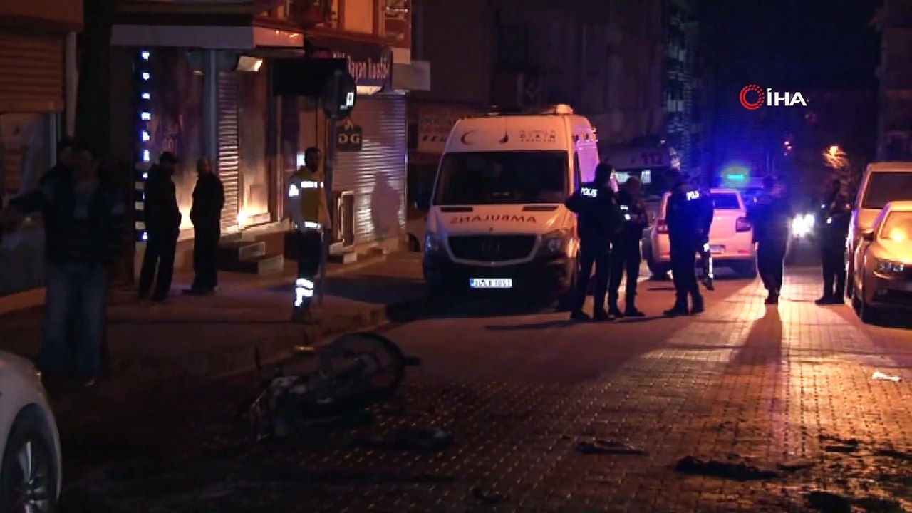 Avcılar’da kaza yapan motosiklet alev alev yandı, park halindeki 2 araç küle döndü