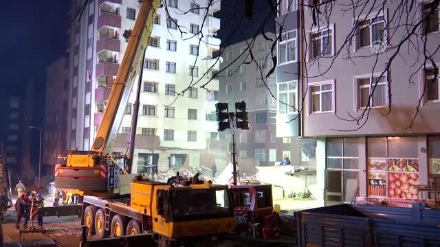 Kartal'da Çöken Binada Arama Kurtarma Çalışmaları Sürüyor