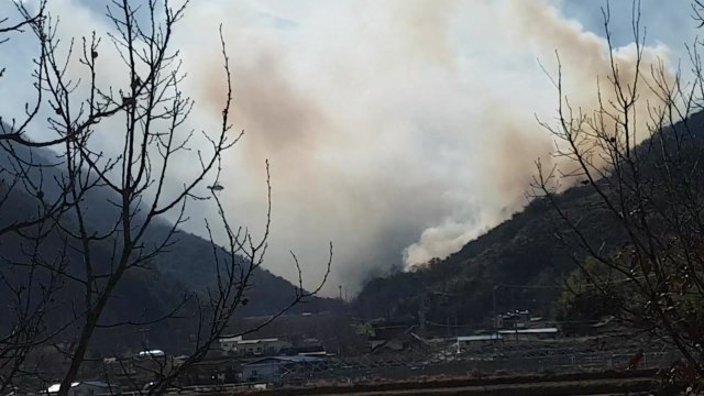 경남 산청에서 산불...헬기 3대 동원 진화 작업 중 / YTN