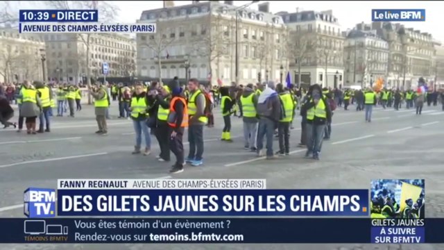 200 à 300 gilets jaunes sont mobilisés en haut des Champs-Élysées, la circulation est désormais bloquée