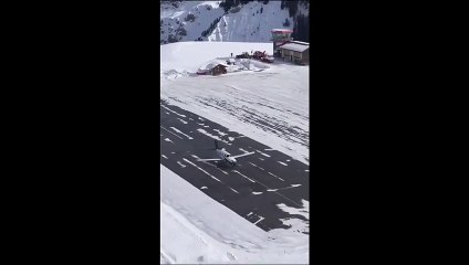 France - Un avion loupe son atterrissage et s'écrase dans la neige