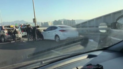 서울 성산대교 2중 충돌...2명 부상 / YTN