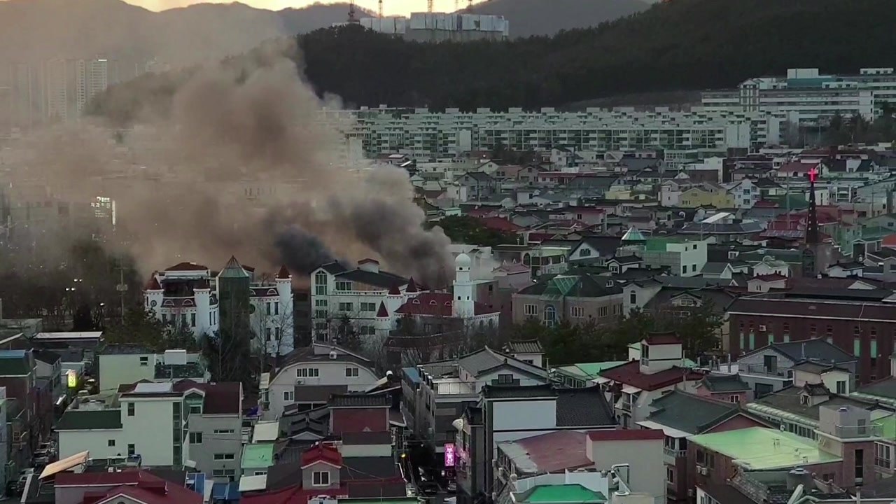 김해에서 폭발과 함께 화재...1명 화상 / YTN